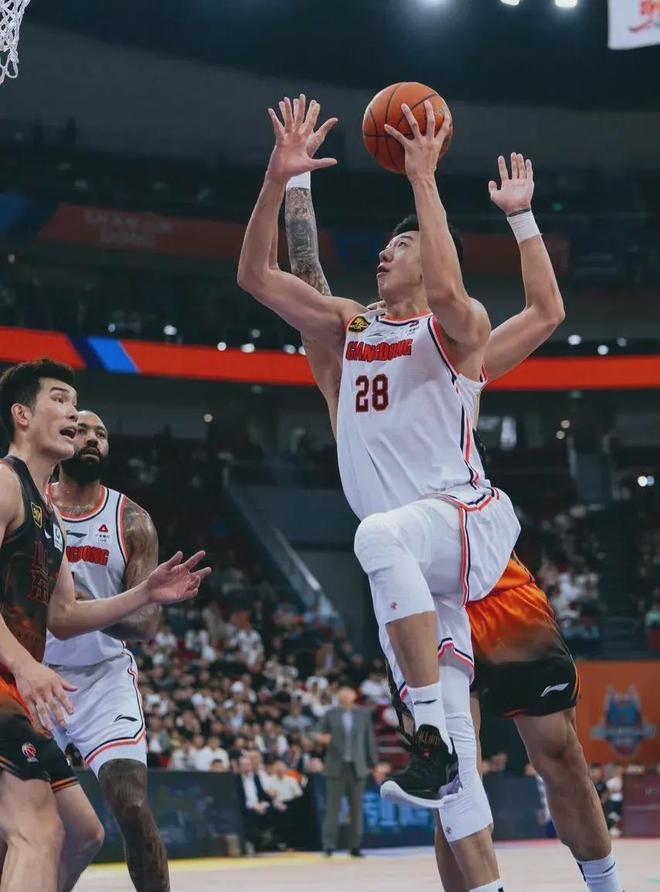 包含国际比赛日广东宏远备战欧篮联，造点机会细节曝光，悬念犹存，纪律约束更严格的词条